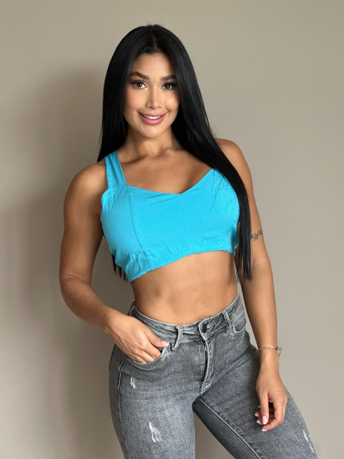 BLUSA CORTA CON TIRAS AJUSTABLES EN ESPALDAR 895R