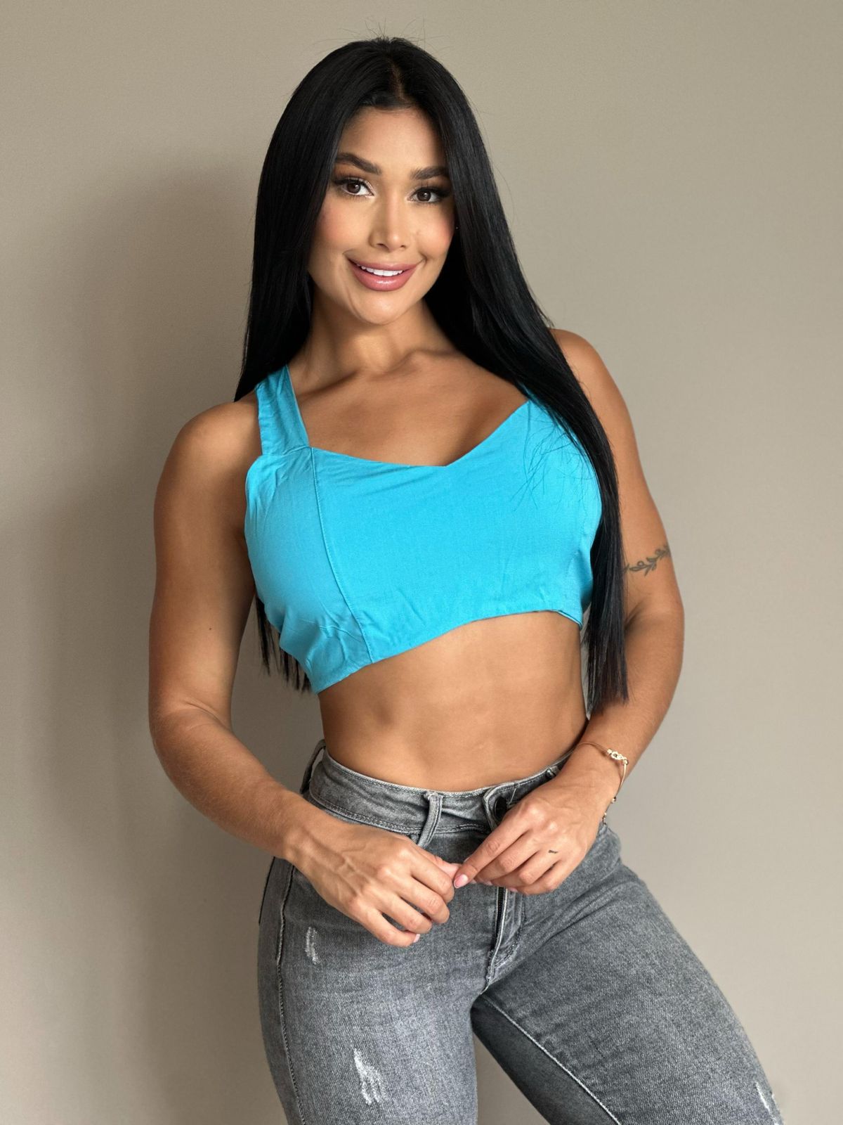 BLUSA CORTA CON TIRAS AJUSTABLES EN ESPALDAR 895R