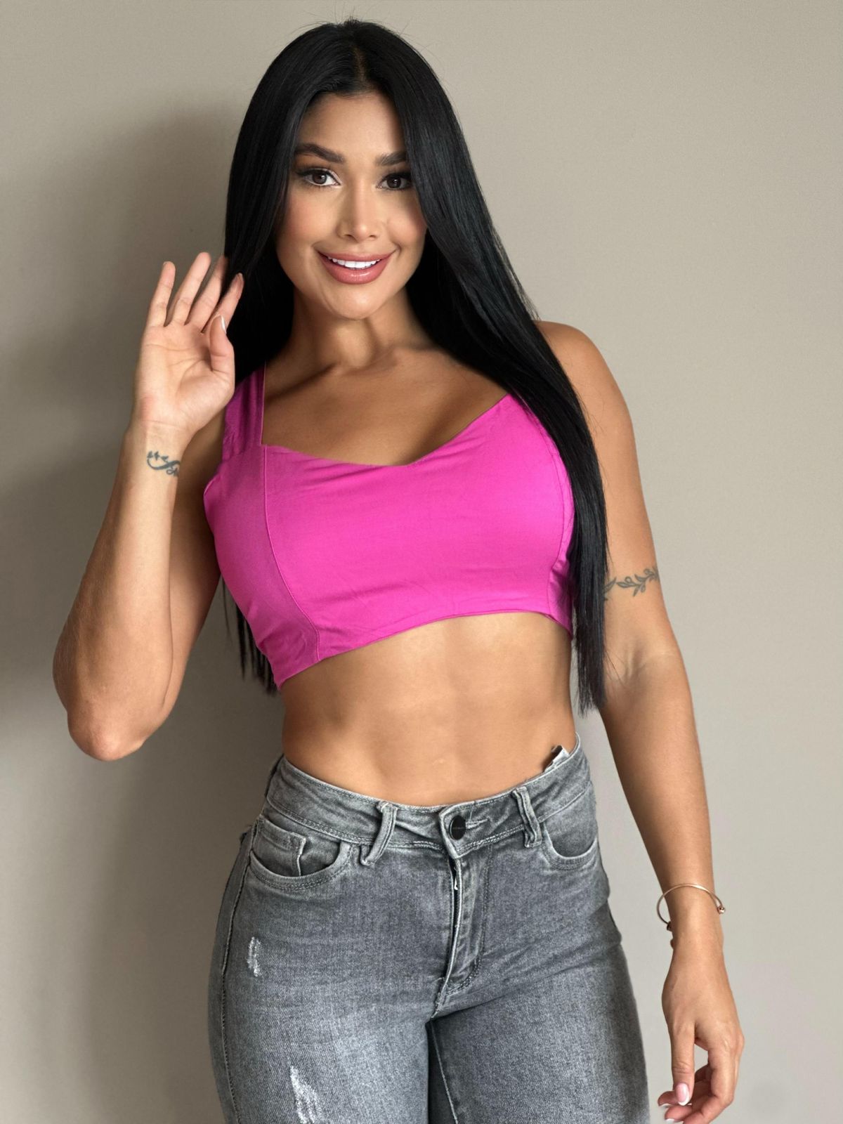 BLUSA CORTA CON TIRAS AJUSTABLES EN ESPALDAR 895R