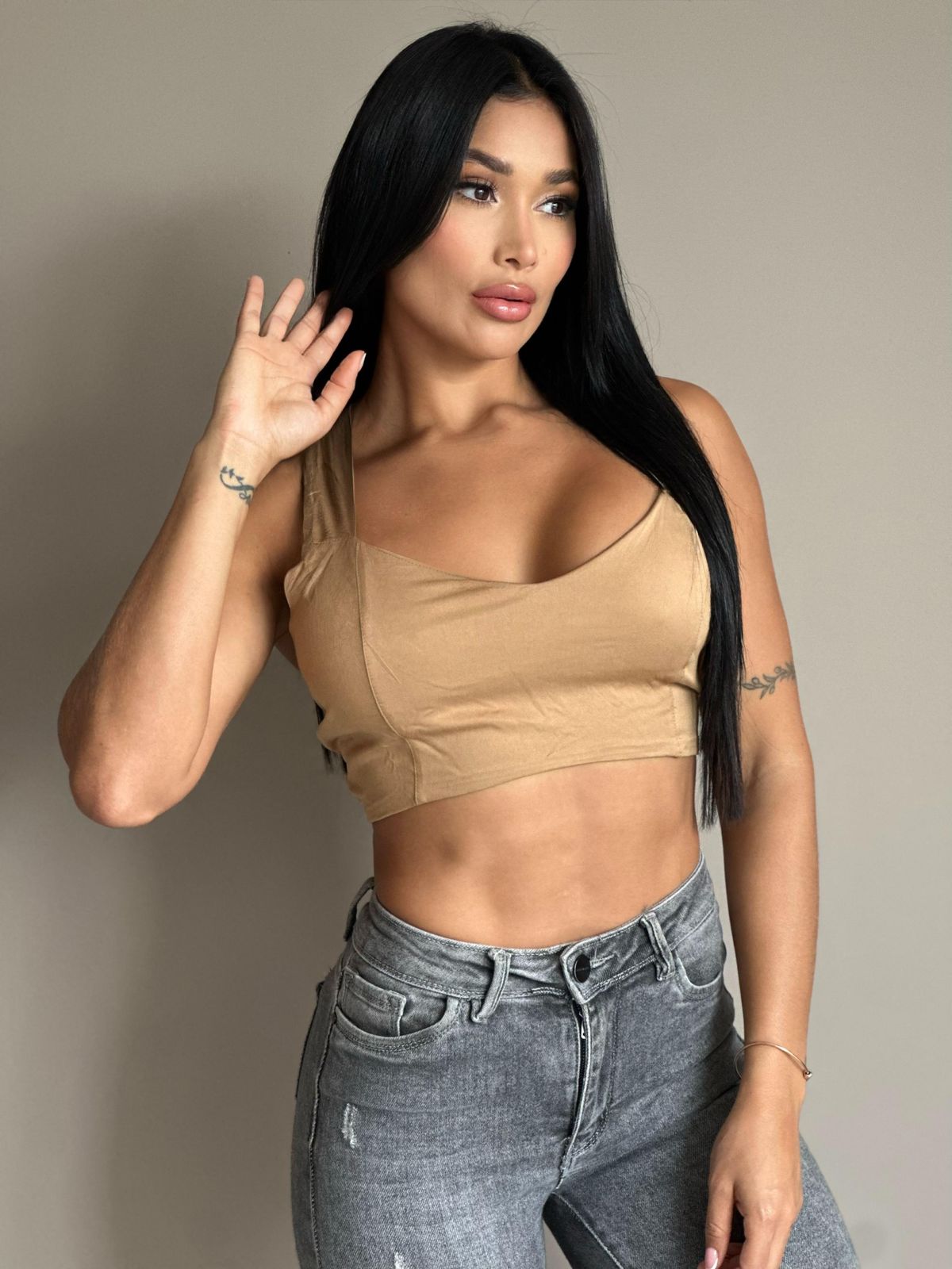 BLUSA CORTA CON TIRAS AJUSTABLES EN ESPALDAR 895R