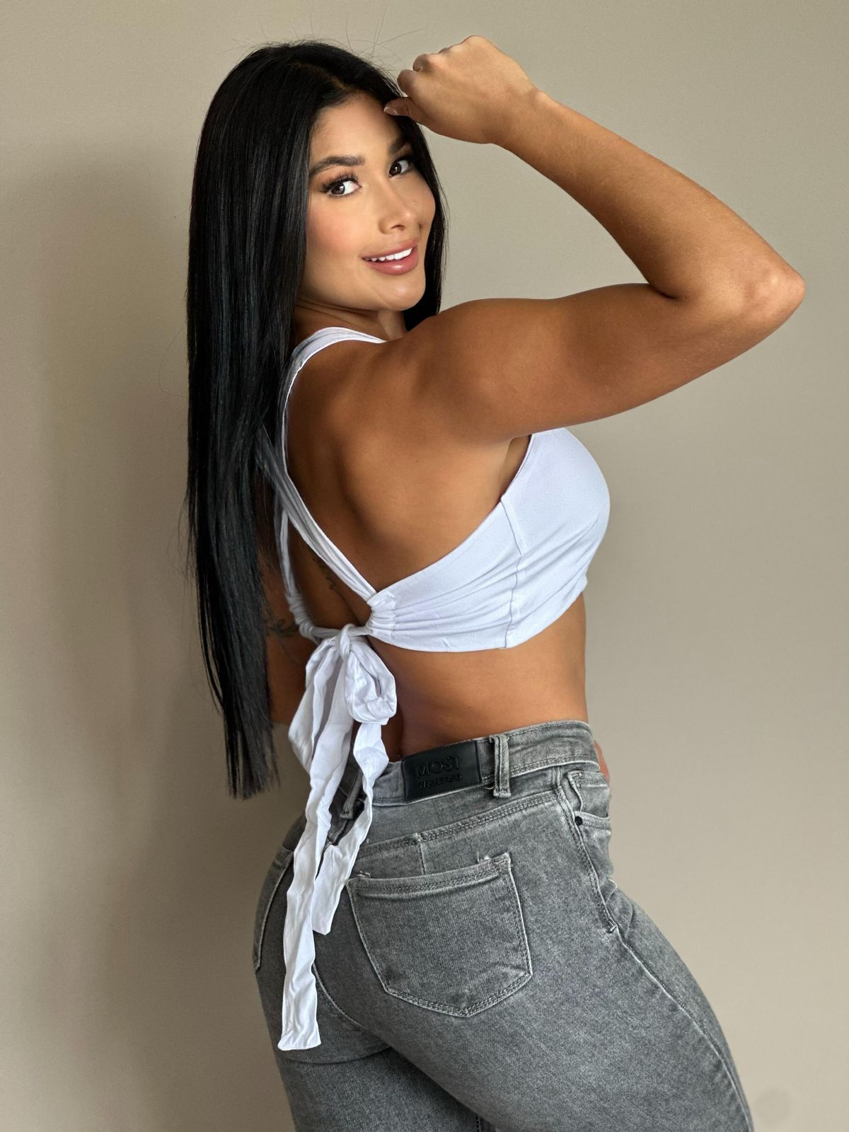 BLUSA CORTA CON TIRAS AJUSTABLES EN ESPALDAR 895R