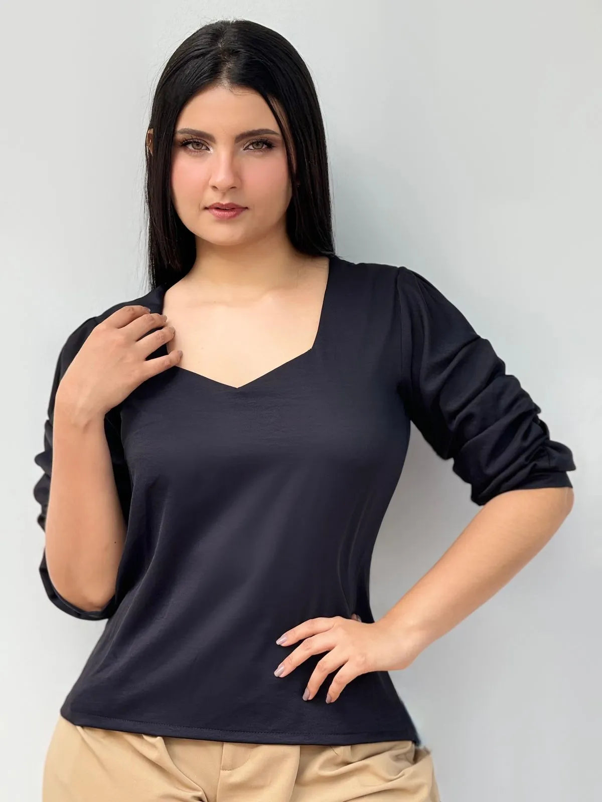 BLUSA CON ESCOTE EN V Y MANGA FRUNCIDA REF 948