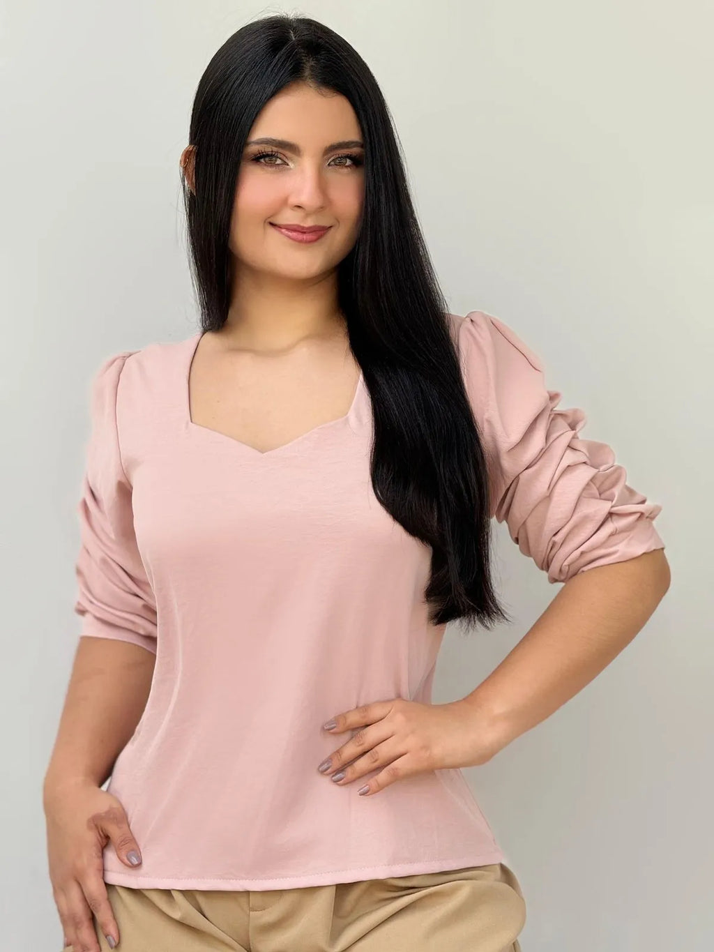 BLUSA CON ESCOTE EN V Y MANGA FRUNCIDA REF 948